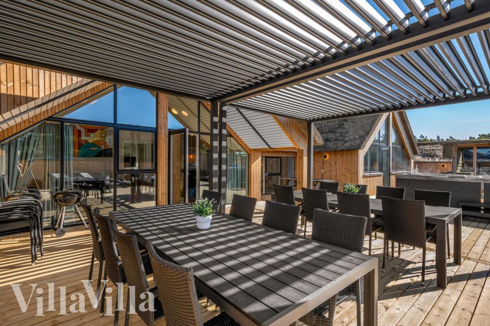 Nyt en grillkveld på terrassen i luksushus nr. 332 i Vestjylland