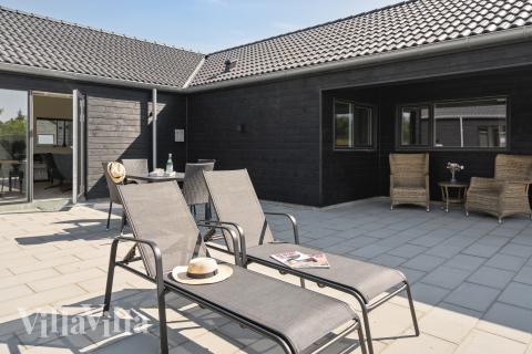 Nyt en grillkveld på terrassen i luksushus nr. 960 i Lolland/Falster/Møn