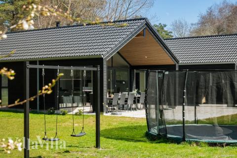 Dette lekre huset med svømmebasseng, nr. 621, med plass til 16 personer, ligger i Bornholm