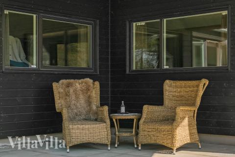 Nyt en grillkveld på terrassen i luksushus nr. 621 i Bornholm
