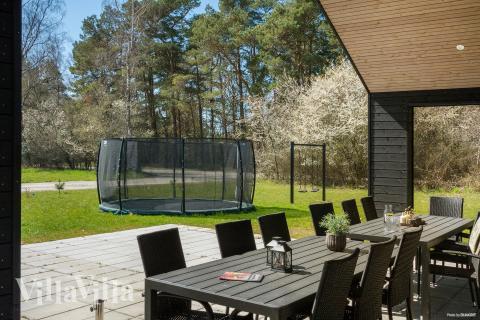 På terrassen i feriehus nr. 621 er det plass til 16 personer.