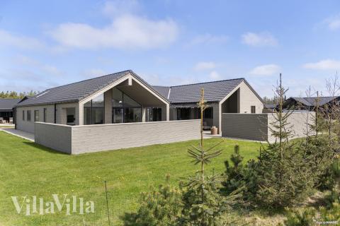 Dette lekre huset med svømmebasseng, nr. 560, med plass til 16 personer, ligger i Vestjylland