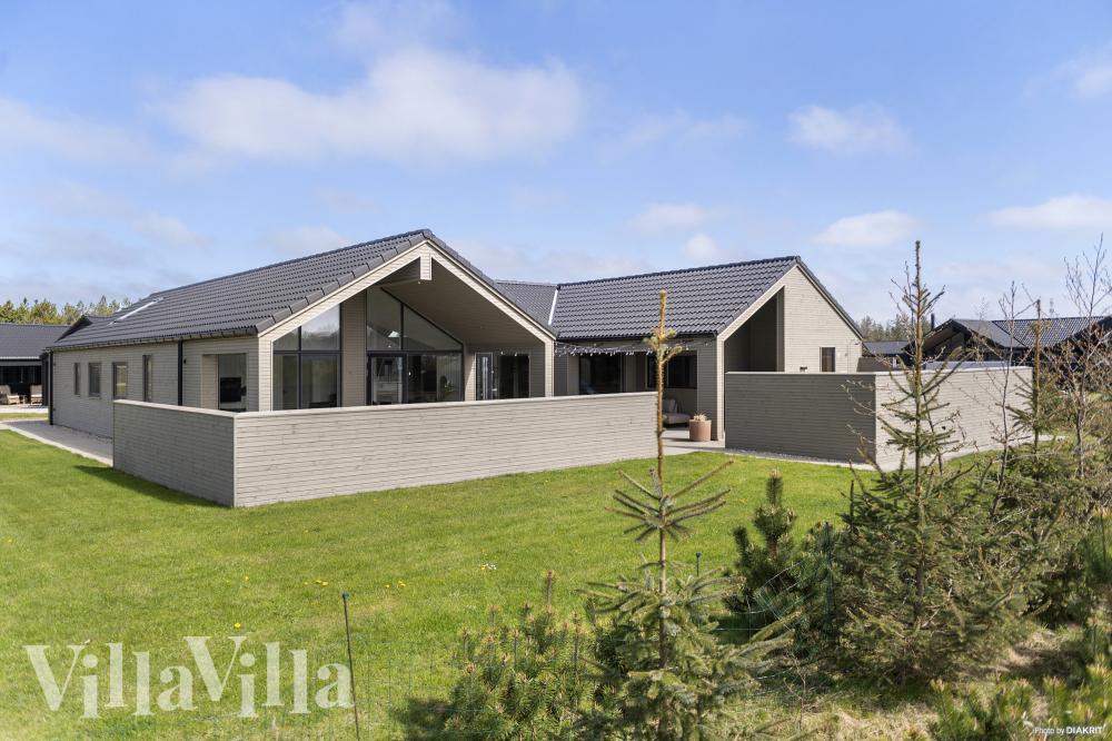 Dette lekre huset med svømmebasseng, nr. 560, med plass til 16 personer, ligger i Vestjylland