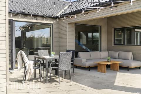 Luksushus nr. 560 har en deilig terrasse med gode hagemøbler til 16 personer.