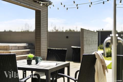 På terrassen i feriehus nr. 560 er det plass til 16 personer.