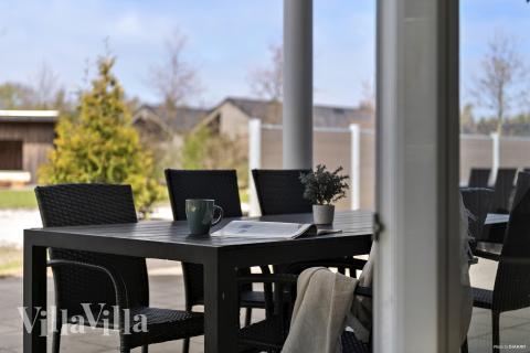 Luksushus nr. 484 har en deilig terrasse med gode hagemøbler til 18 personer.