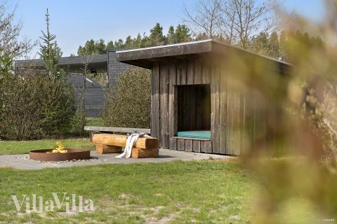 I det attraktive feriehuset nr. 484 i Vestjylland finnes det mengder av utendørsaktiviteter, som leketårn og huskestativ.