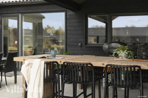 Luksushus nr. 698 har en deilig terrasse med gode hagemøbler til 14 personer.