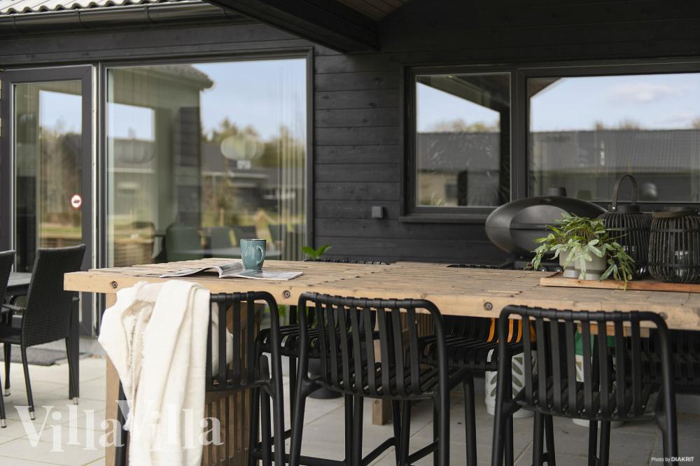 Luksushus nr. 698 har en deilig terrasse med gode hagemøbler til 14 personer.