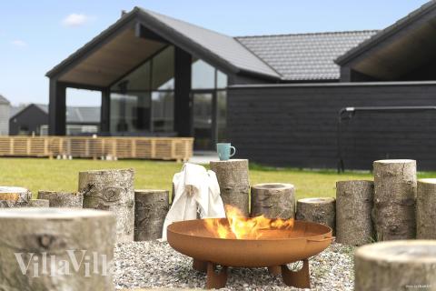 I det attraktive feriehuset nr. 698 i Vestjylland finnes det mengder av utendørsaktiviteter, som leketårn og huskestativ.