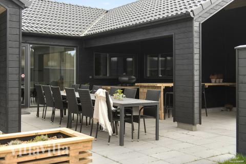 På terrassen i feriehus nr. 698 er det plass til 14 personer.