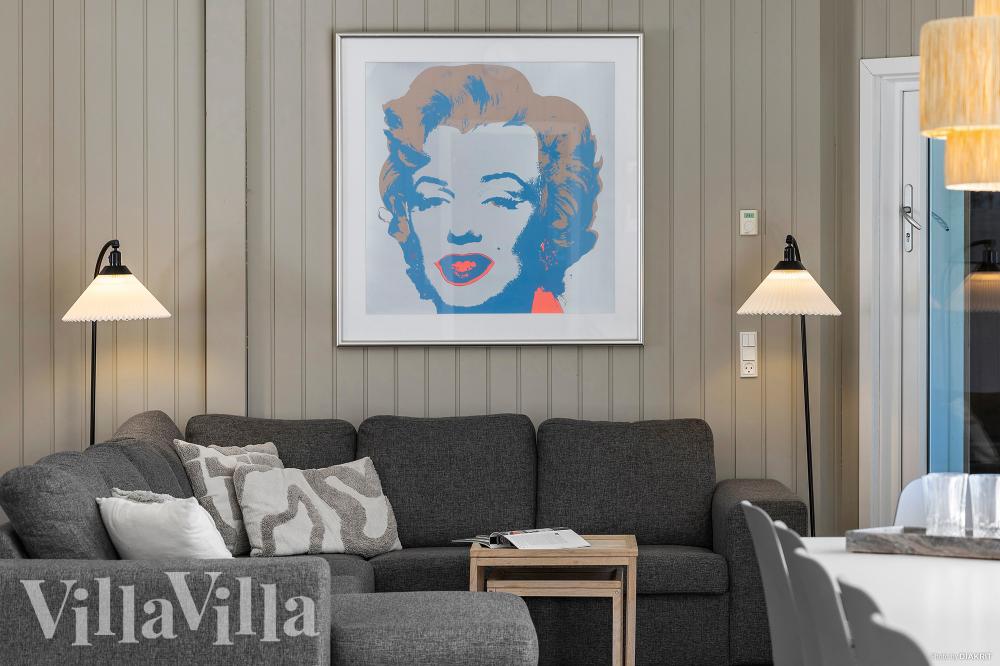 Sofaen i luksushus nr. 351 i Nordsjælland er perfekt for å hygge seg med et brettspill eller se en film sammen.