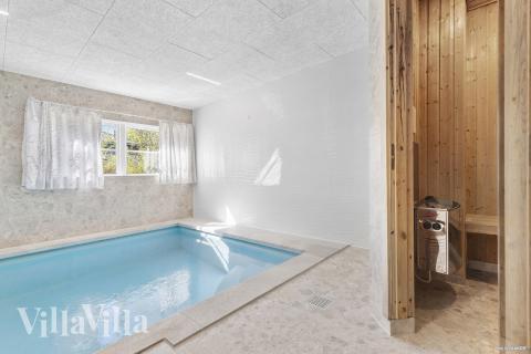 Det flotte bassenget i luksushus nr. 247 til 20 personer