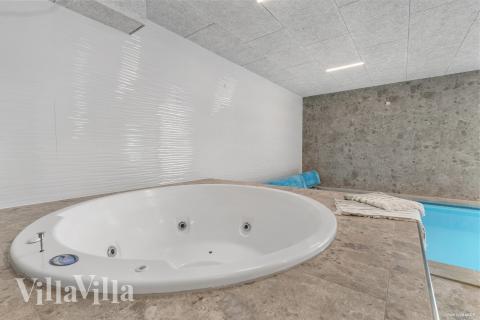 Nyt varmen i boblebadet i luksushus nr. 247 i Østjylland