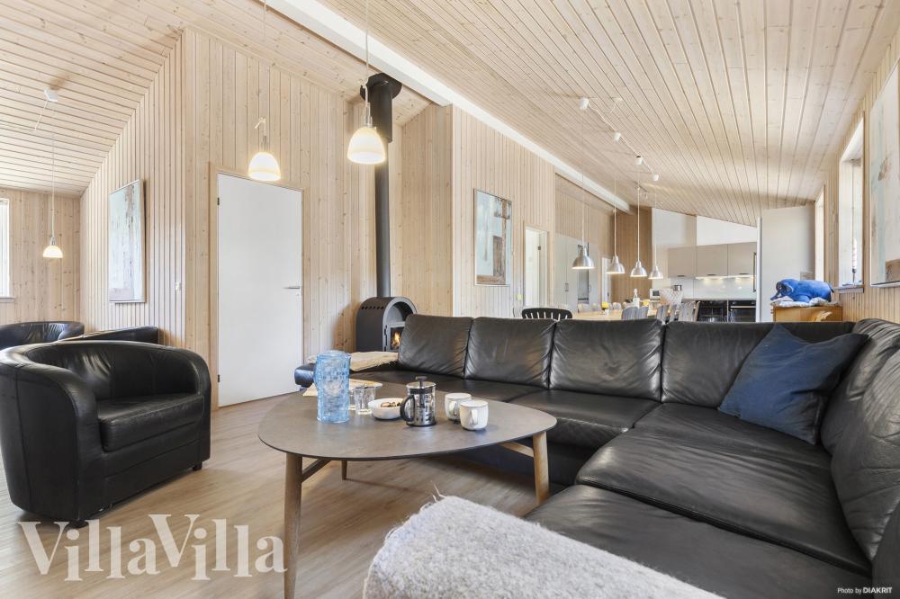 Sofaen i luksushus nr. 247 i Østjylland er perfekt for å hygge seg med et brettspill eller se en film sammen.