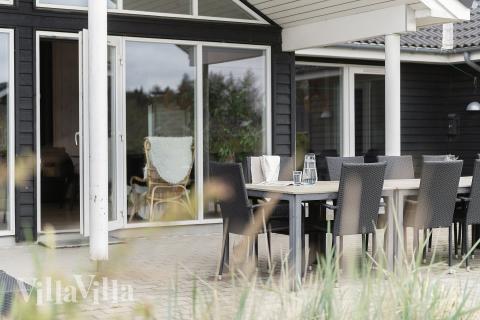 Nyt en grillkveld på terrassen i luksushus nr. 456 i Vestjylland