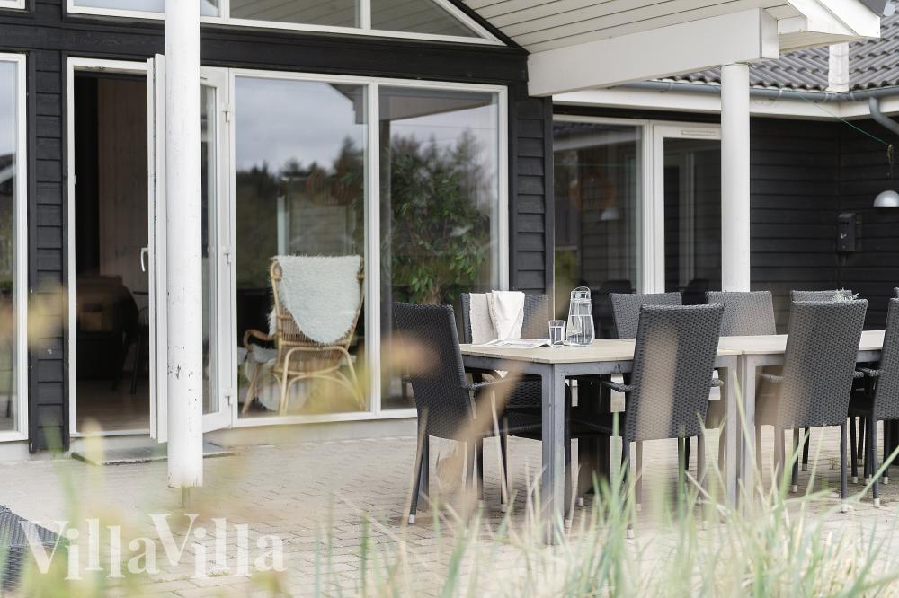 Nyt en grillkveld på terrassen i luksushus nr. 456 i Vestjylland