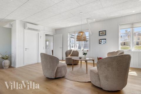 Sofaen i luksushus nr. 952 i Nordjylland er perfekt for å hygge seg med et brettspill eller se en film sammen.