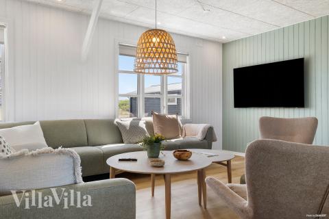 Det er god plass til hygge i feriehusets sofagruppe under oppholdet i luksushus nr. 952