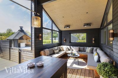 Luksushus nr. 931 har en deilig terrasse med gode hagemøbler til 14 personer.
