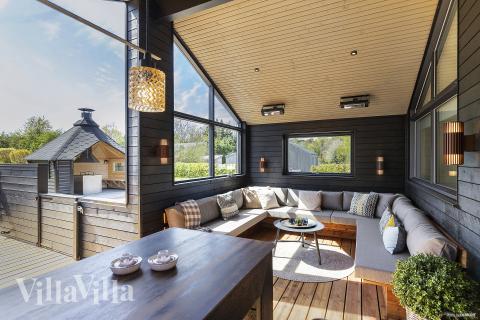 Luksushus nr. 931 har en deilig terrasse med gode hagemøbler til 14 personer.