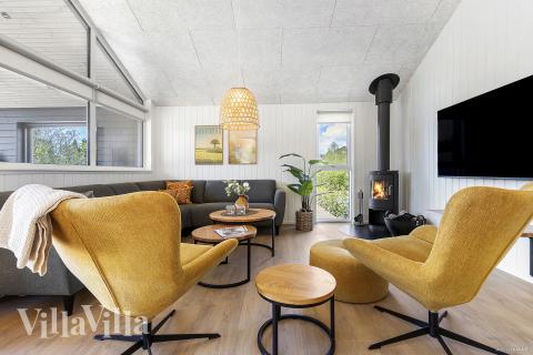 Sofaen i luksushus nr. 931 i Østjylland er perfekt for å hygge seg med et brettspill eller se en film sammen.