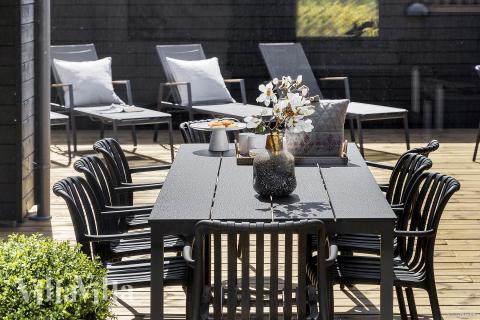 Nyt en grillkveld på terrassen i luksushus nr. 931 i Østjylland