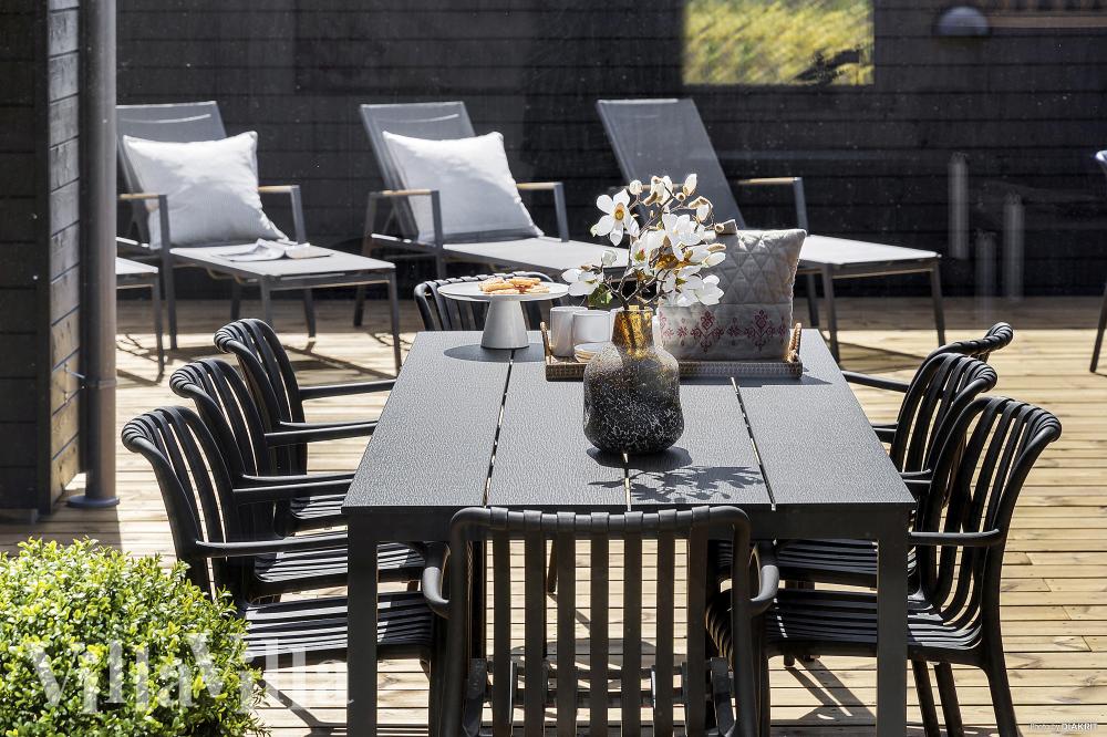 Nyt en grillkveld på terrassen i luksushus nr. 931 i Østjylland