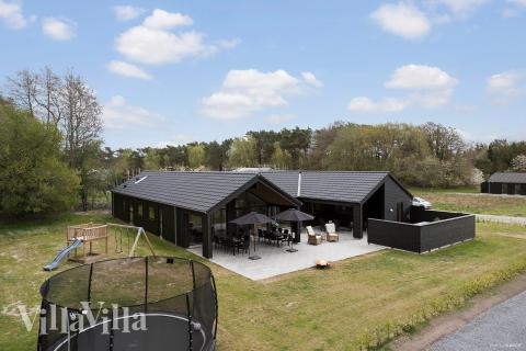 Dette lekre huset med svømmebasseng, nr. 622, med plass til 18 personer, ligger i Bornholm
