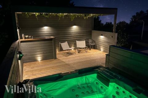 Slapp av i boblebadet i luksushus nr. 926 i Østjylland.