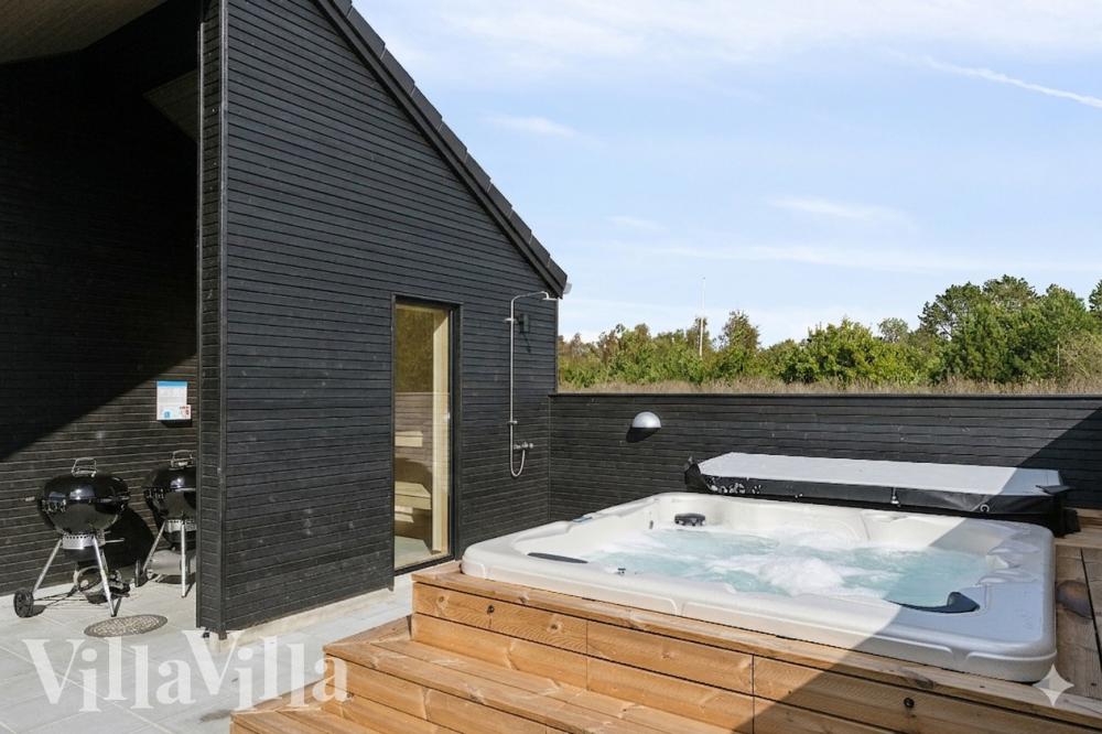 Nyt varmen i boblebadet i luksushus nr. 960 i Lolland/Falster/Møn
