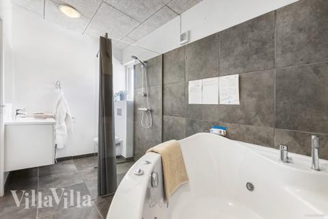 Nyt varmen i boblebadet i luksushus nr. 946 i Østjylland