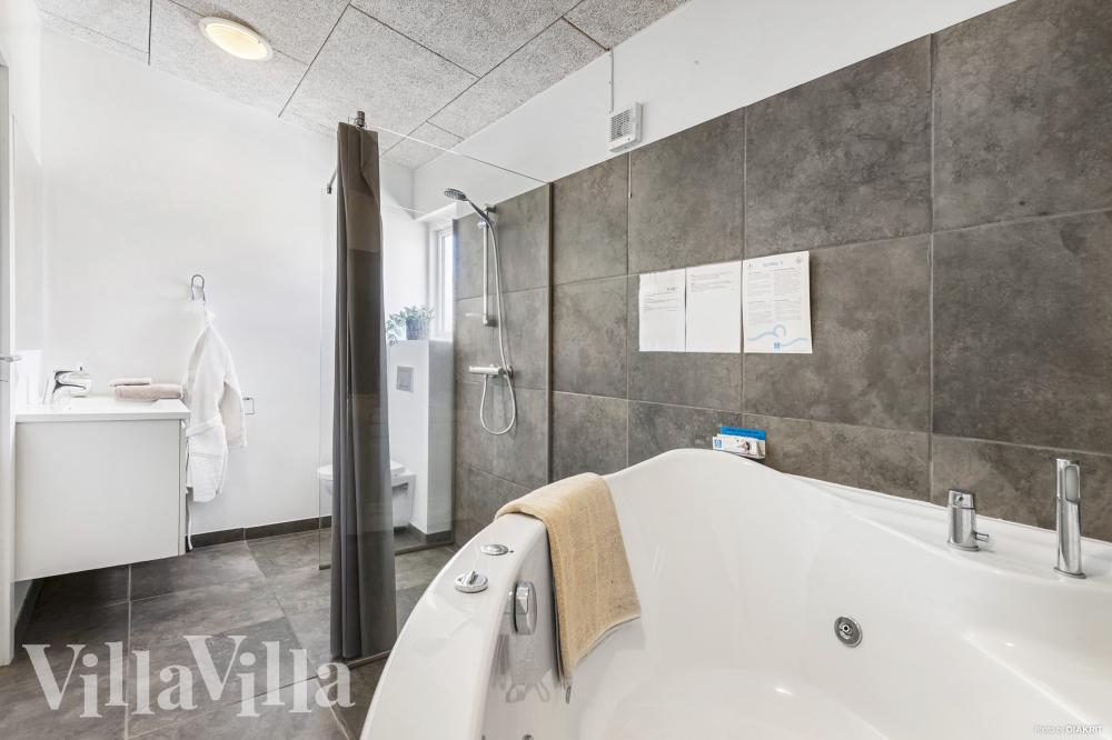 Nyt varmen i boblebadet i luksushus nr. 946 i Østjylland
