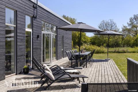 Nyt en grillkveld på terrassen i luksushus nr. 946 i Østjylland