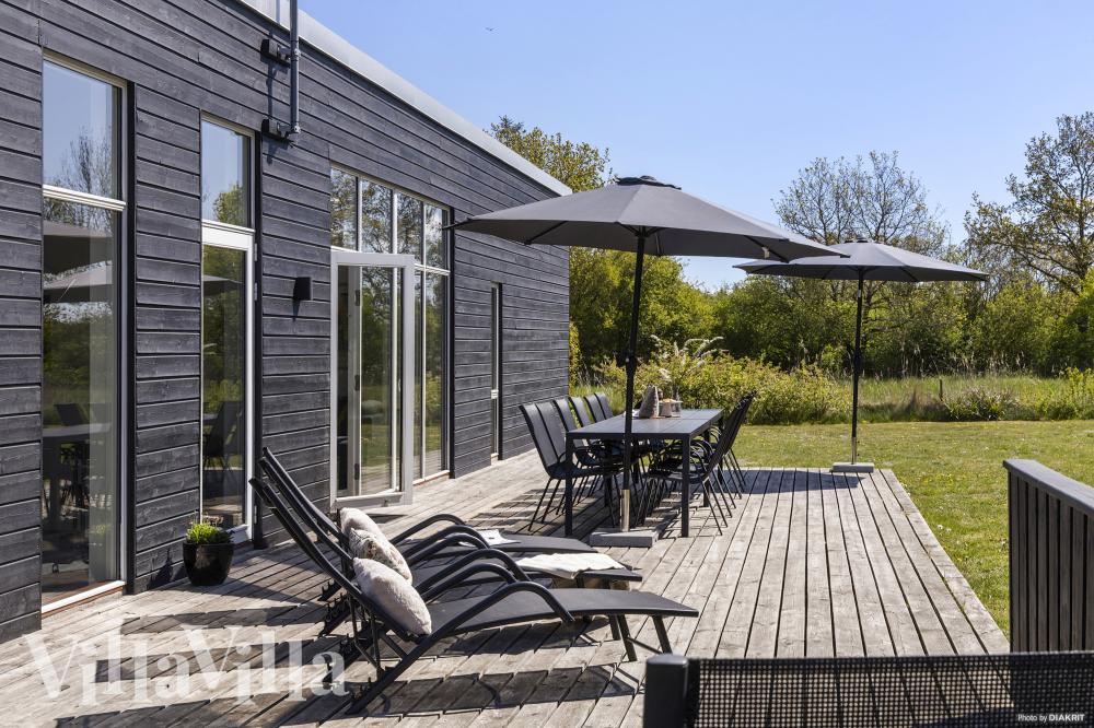 Nyt en grillkveld på terrassen i luksushus nr. 946 i Østjylland