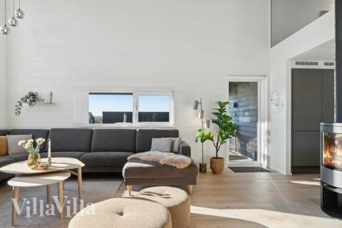 Sofaen i luksushus nr. 967 i Østjylland er perfekt for å hygge seg med et brettspill eller se en film sammen.