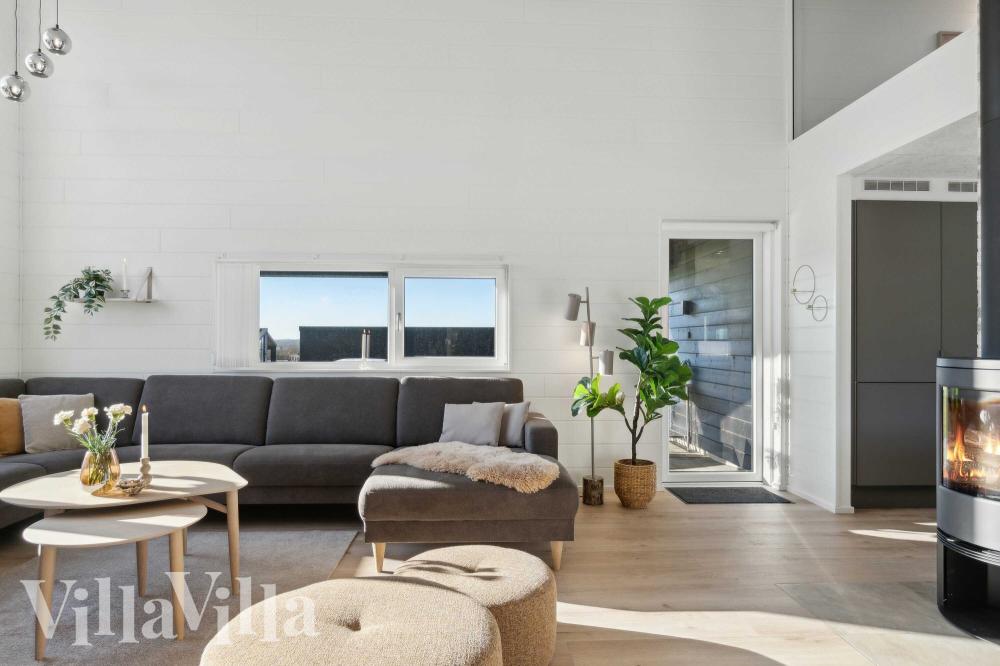 Sofaen i luksushus nr. 967 i Østjylland er perfekt for å hygge seg med et brettspill eller se en film sammen.