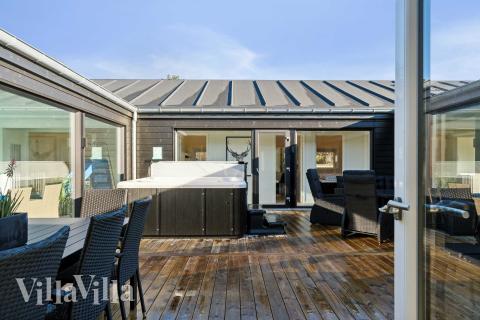 Luksushus nr. 967 har en deilig terrasse med gode hagemøbler til 22 personer.