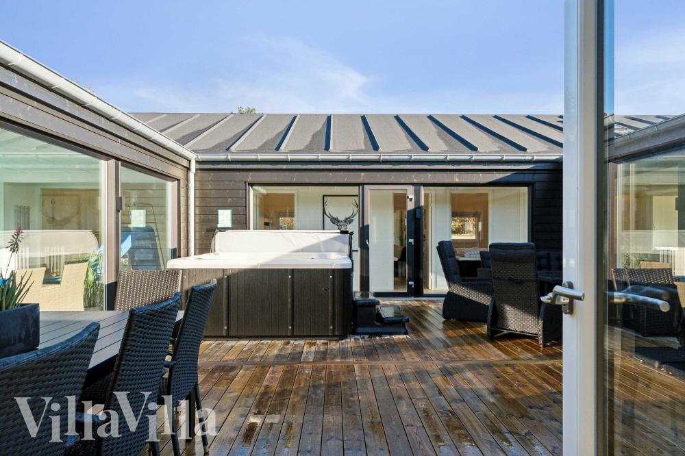 Luksushus nr. 967 har en deilig terrasse med gode hagemøbler til 22 personer.