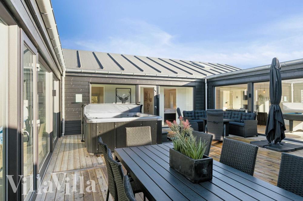 Nyt en grillkveld på terrassen i luksushus nr. 967 i Østjylland