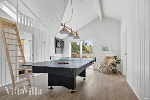 I tillegg til alle aktivitetsmulighetene i husets bassengavdeling, kan du også spille biljard, bordtennis og dart i luksushus nr. 935