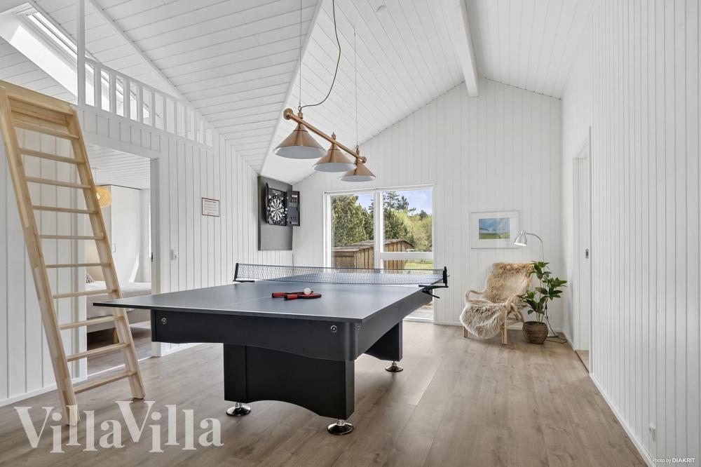 I tillegg til alle aktivitetsmulighetene i husets bassengavdeling, kan du også spille biljard, bordtennis og dart i luksushus nr. 935