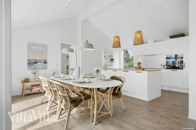 Det er plass til 10 personer i det store lyse oppholdsrommet i luksushus nr. 935.
