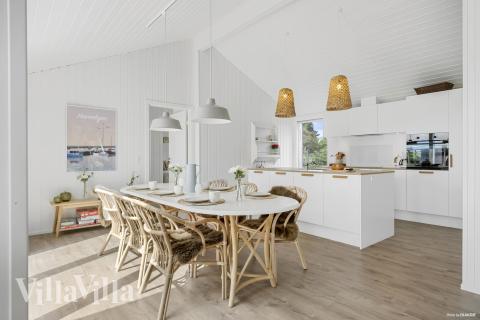 Det er plass til 10 personer i det store lyse oppholdsrommet i luksushus nr. 935.