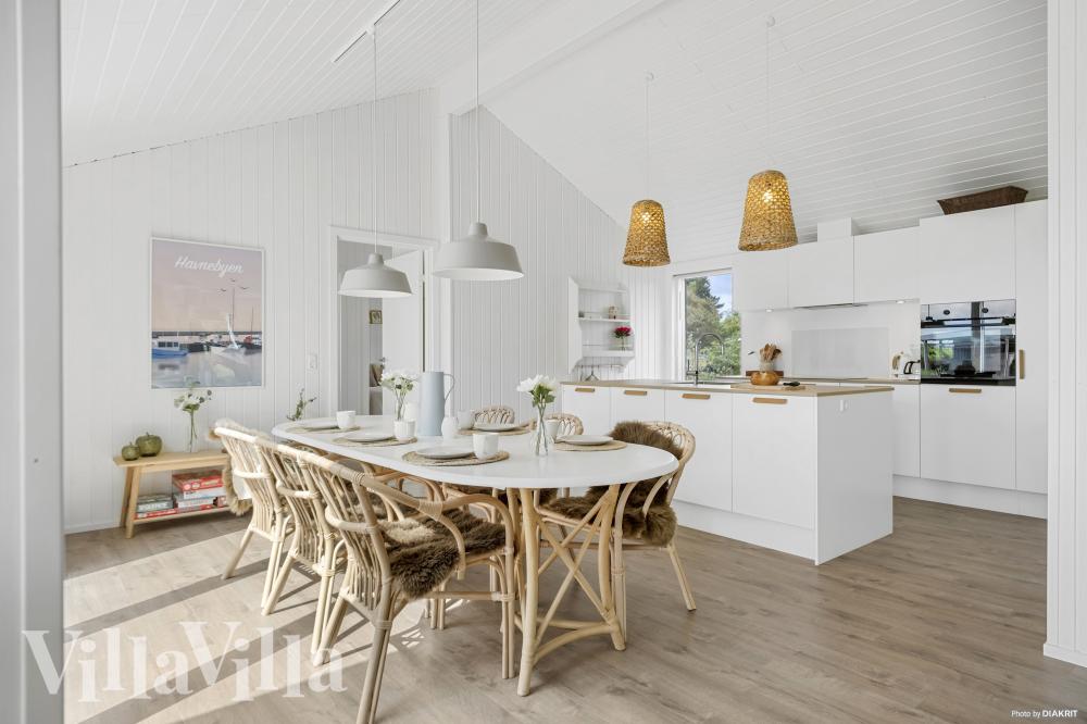 Det er plass til 10 personer i det store lyse oppholdsrommet i luksushus nr. 935.