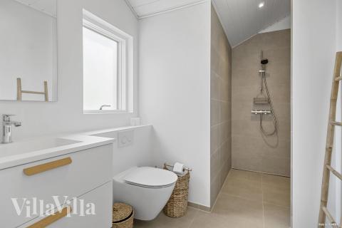 Det finnes bad med dusj i luksushus nr. 935 til 10 personer.