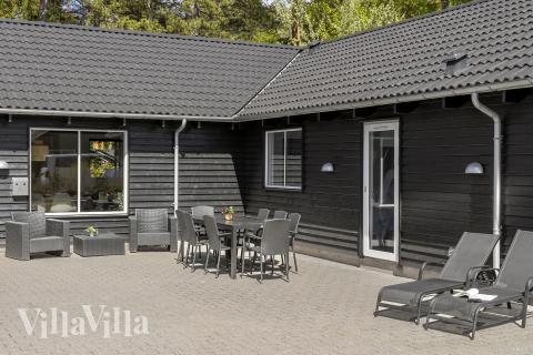 På terrassen i feriehus nr. 351 er det plass til 22 personer.