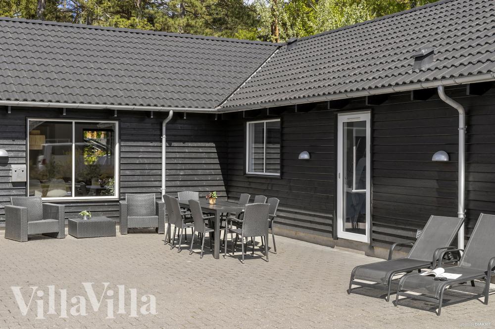 På terrassen i feriehus nr. 351 er det plass til 22 personer.