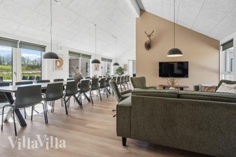 Sofaen i luksushus nr. 962 i Lolland/Falster/Møn er perfekt for å hygge seg med et brettspill eller se en film sammen.