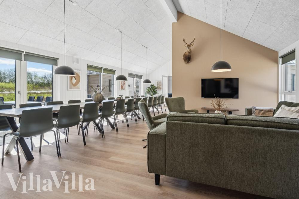 Sofaen i luksushus nr. 962 i Lolland/Falster/Møn er perfekt for å hygge seg med et brettspill eller se en film sammen.